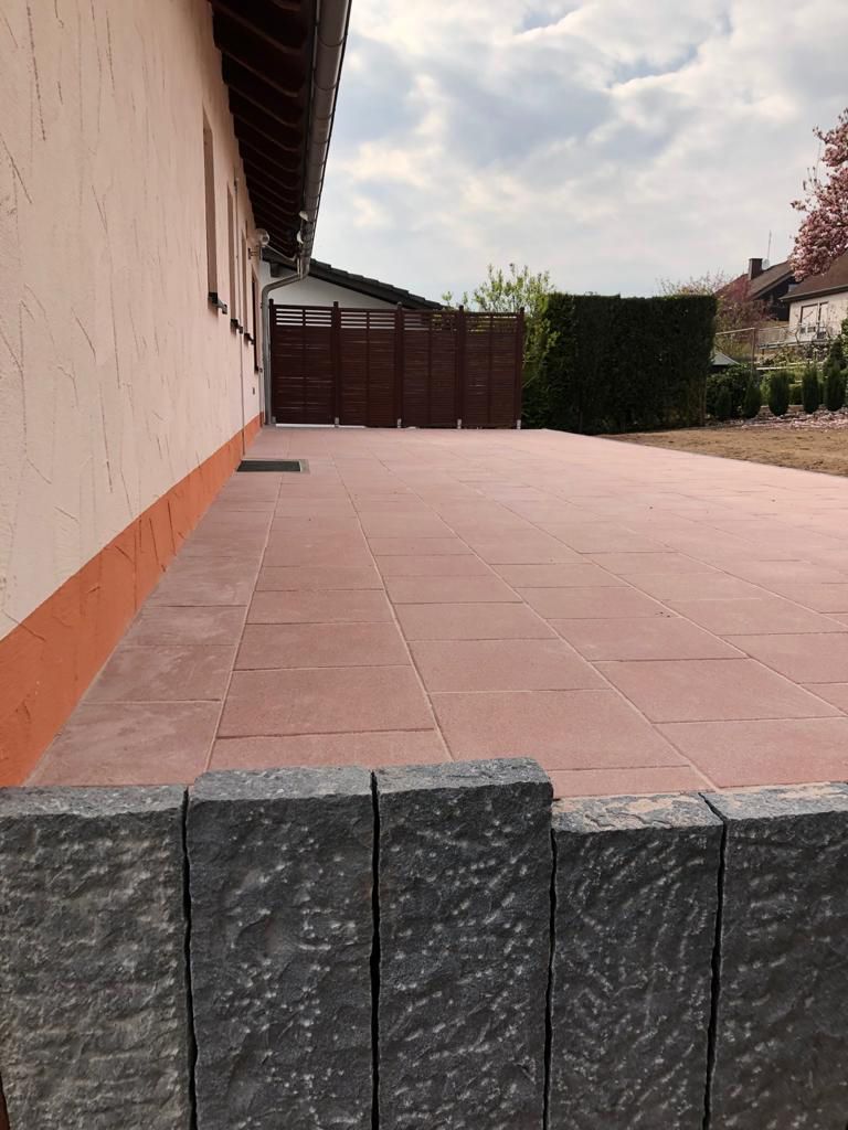 Pflasteranlage mit Mauer